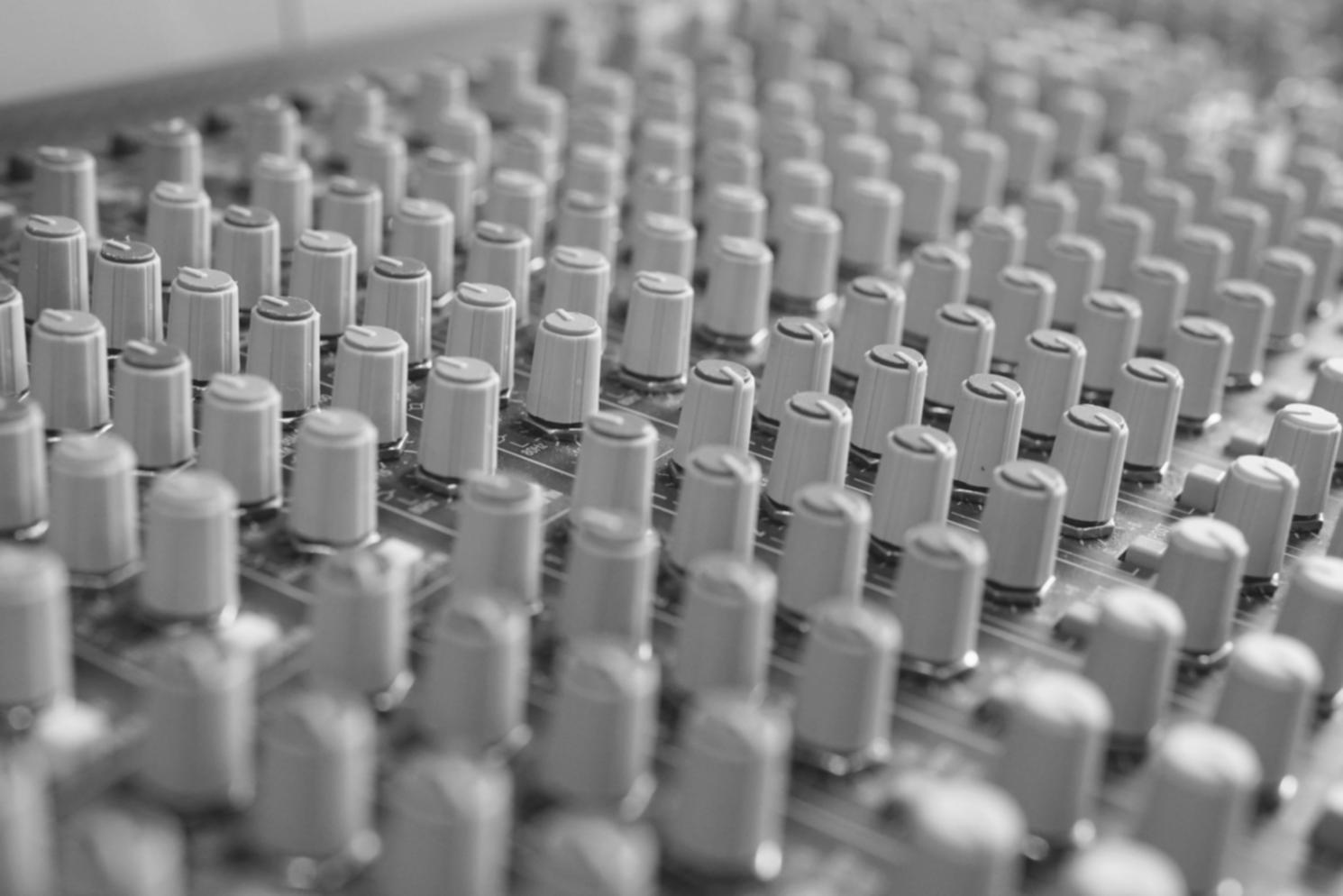 Musicista durante una sessione di improvvisazione creativa